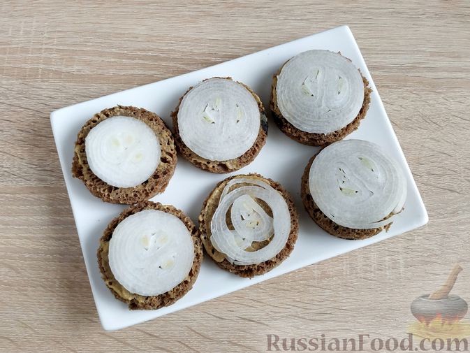 Круглые бутерброды с сельдью