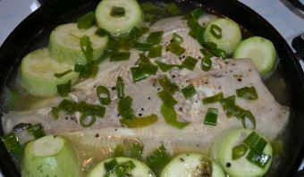 Камбала тушеная