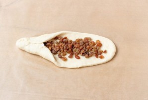 "Косички" с изюмом из дрожжевого теста