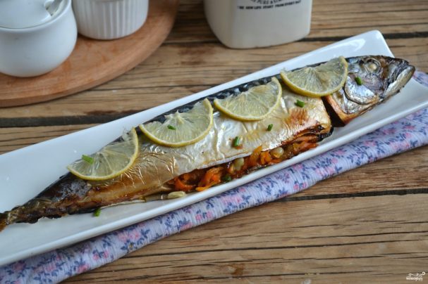 Запеченная скумбрия в фольге с морковью