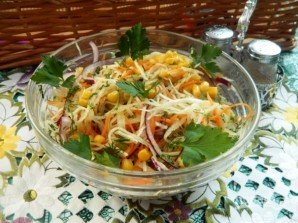 Капустный салат с морковью и кукурузой