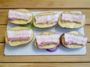 Картошка с салом и чесноком в духовке