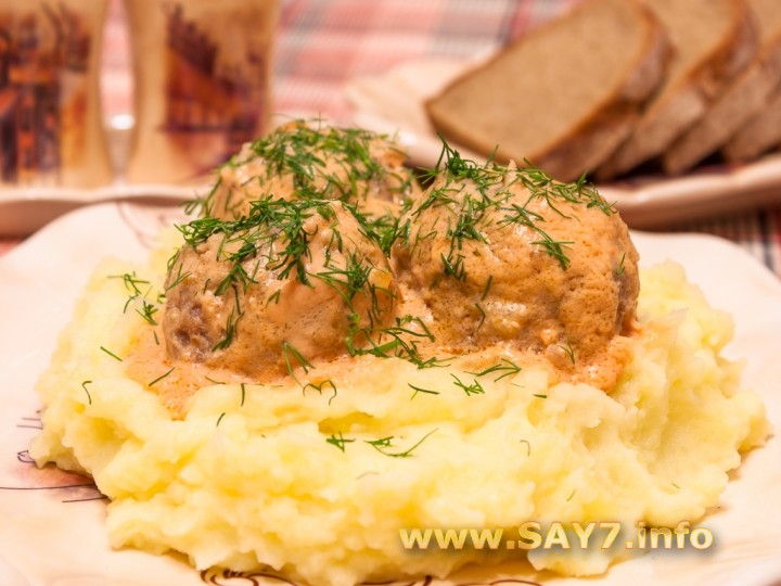 Тефтели в томатно-сметанном соусе