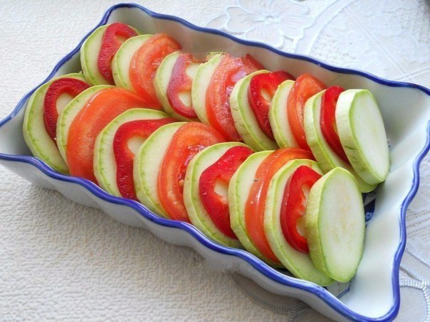 Кабачки, запеченные с помидорами и сыром