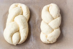 "Косички" с изюмом из дрожжевого теста