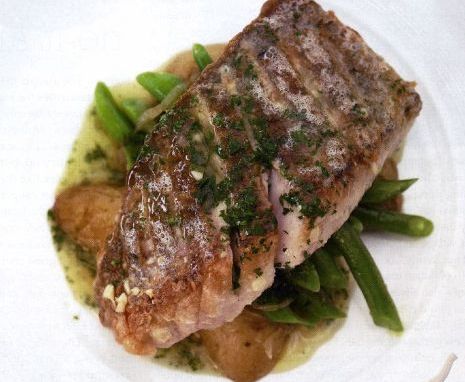 Рыба в вине с лимоном и петрушкой