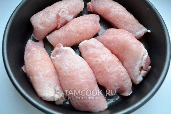 Рулетики из свинины с ананасами и сыром