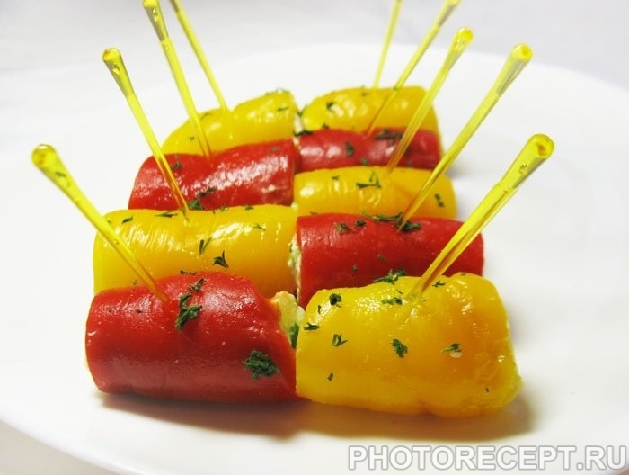 Рулетики из печеного перца с сырным кремом