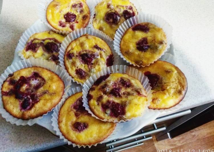 Творожные маффины с малиной