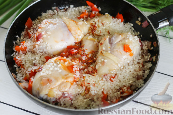 Паэлья с курицей и горошком