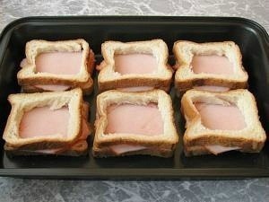 Горячие бутерброды с окороком, помидорами и яйцами