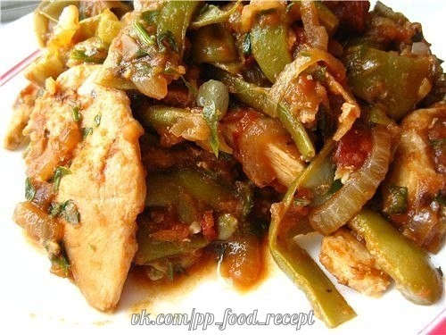 Фасоль с курицей, помидорами и грецкими орехами