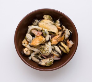 Морской коктейль с соевым соусом