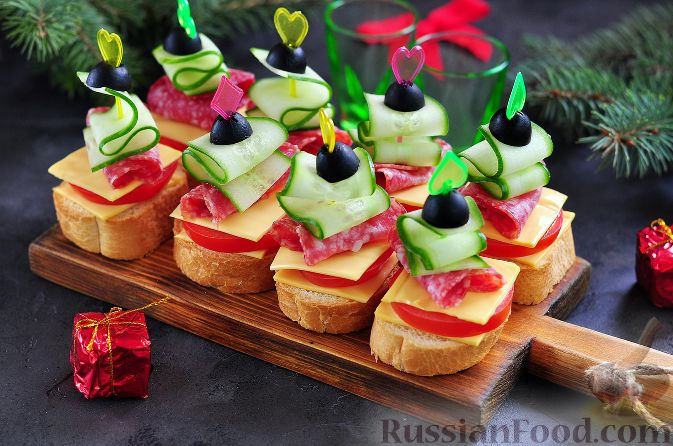 Канапе с колбасой и сыром