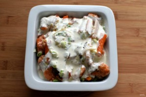 Рыба, запеченная в сметане с морковью