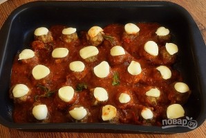 Фрикадельки под томатно-сырным соусом
